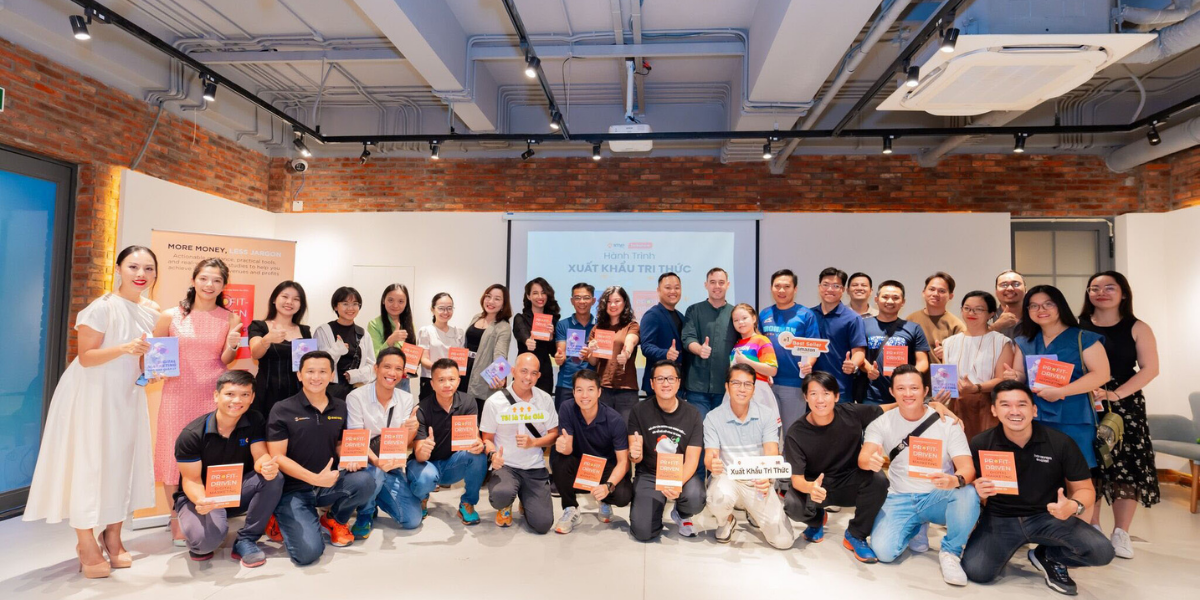 Attendees at “The Journey of Knowledge Export” event in Vietnam, featuring authors, marketers, and business leaders.